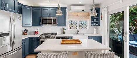 Een magnetron, een oven, een kookplaat, een vaatwasser