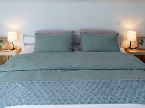 3 عدّة غرف نوم ومكواة/لوح كي وخدمة الإنترنت وملاءات أسرّة