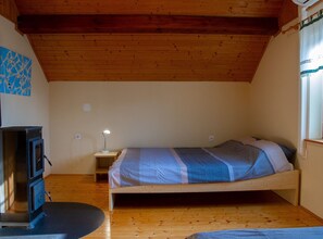 1 soverom, strykejern/-brett, internettilgang og sengetøy