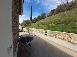 Outdoor dining - Secluded Authentic Apartment with Terrace - Studio Apartment with Terrace (Portoroz)