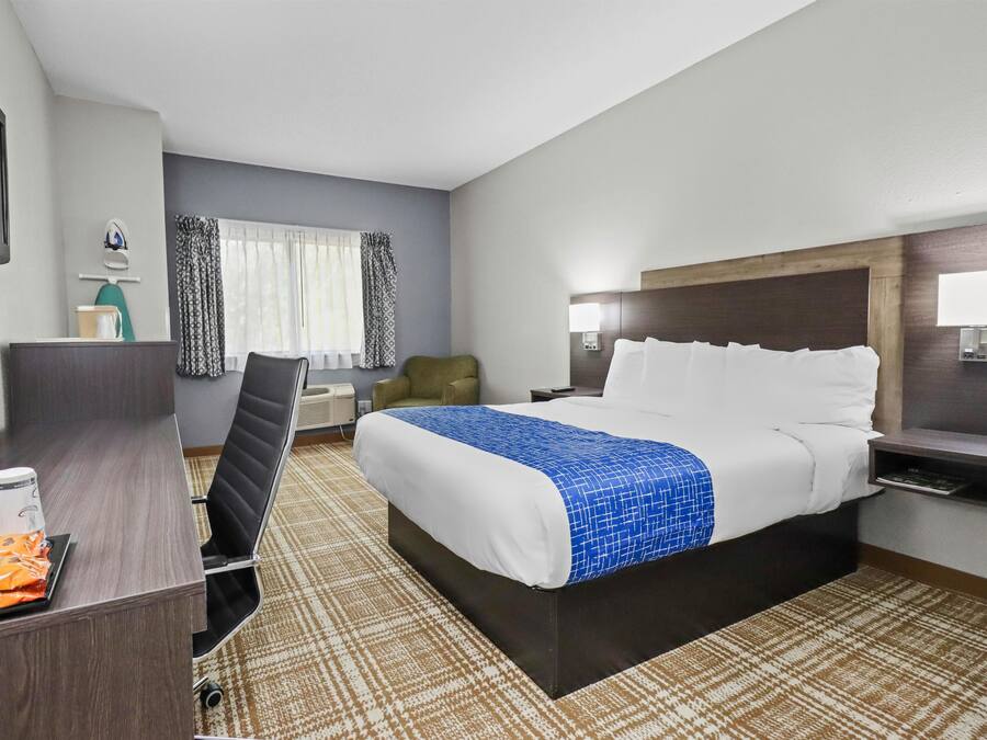 Desk, laptop workspace, iron/ironing board, free WiFi