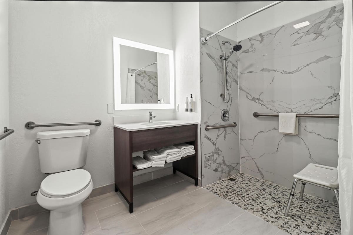 Habitación, 1 cama Queen size, con acceso para personas discapacitadas | Baño para personas con discapacidad