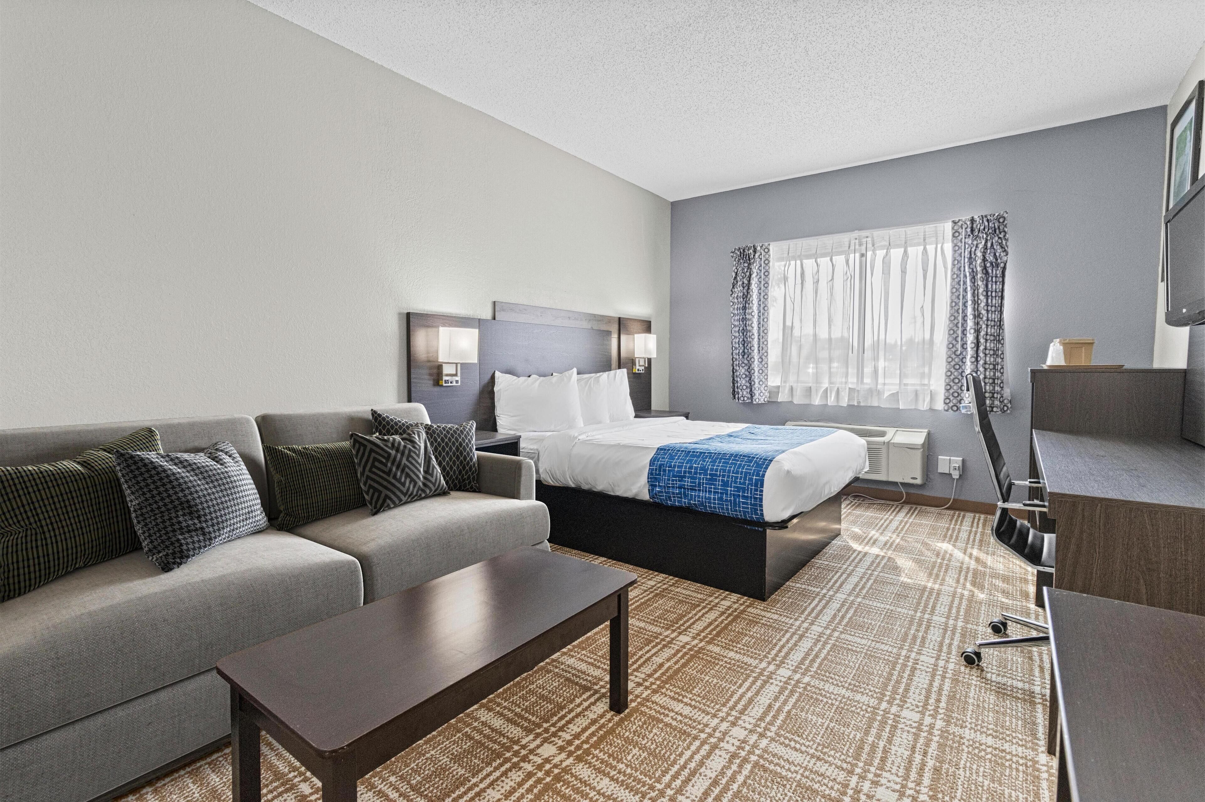 Een bureau, een laptopwerkplek, een strijkplank/strijkijzer, gratis wifi