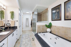 Baignoire à remous, séchoir à cheveux, serviettes fournies, savon