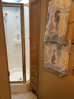 Dusche, Haartrockner, Handtücher, Seife