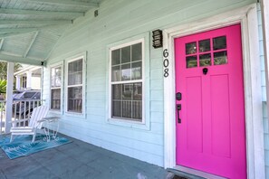 Exterior - Chic & Central / Less than a 10-minute drive to Pensacola Beach! (Pensacola)