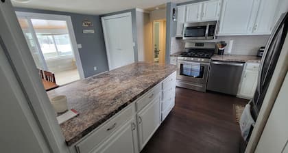 Charming 2-bedroom house with AC, WiFi within walking distance of Campau Lake.