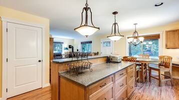 Cabin, 4 Bedrooms, Terrace | Interior