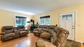 Cabin, 4 Bedrooms, Terrace | Living room