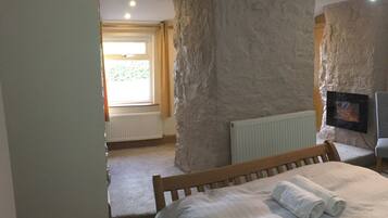 3 chambres, fer et planche à repasser, Wi-Fi, draps fournis