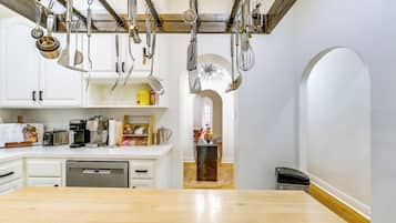 Coffee/tea maker, microwave, stovetop, dishwasher
