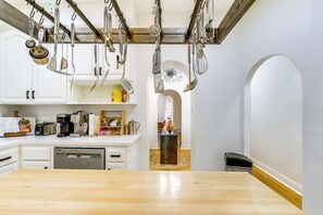 Micro-ondes, plaque de cuisson, lave-vaisselle, cafetière/bouilloire