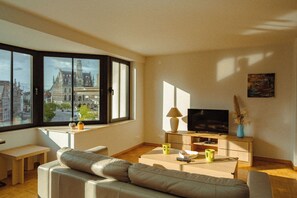 Deluxe Apartment, Balcony, City View | Desk, laptop workspace, soundproofing, iron/ironing board - Hotel Restaurant Steenhuyse (Oudenaarde)