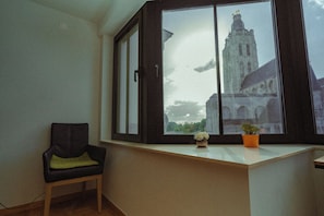 Desk, laptop workspace, soundproofing, iron/ironing board - Hotel Restaurant Steenhuyse (Oudenaarde)
