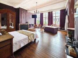 Quarto luxo, vista para a cidade | Escrivaninha, espaço de trabalho para notebook, quartos à prova de som