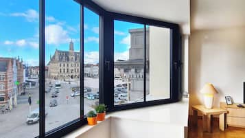 Deluxe Apartment, Balcony, City View | Living area | TV, printers