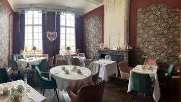 Petit déjeuner buffet (25 EUR par personne)