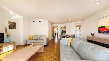 Căn hộ Deluxe, ban công, quang cảnh thành phố | Bàn, khu vực làm việc phù hợp cho laptop, phòng cách âm