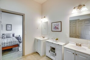 4 chambres, fer et planche Ă repasser, lit parapluie, accĂšs Internet
