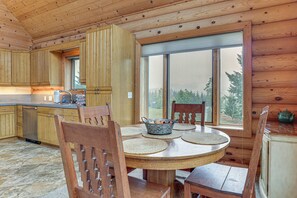 Dining - Mtn & Vineyard Views: Oregon Wine Country Escape (Newberg)