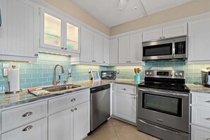 雪櫃、微波爐、焗爐、洗碗機