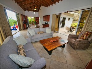 TV - Spectacular Luxury Rental with ocean views and private pool (French Harbor)
