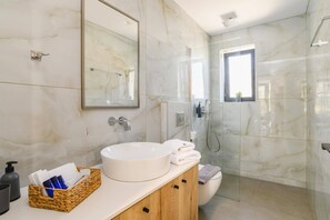 Secador de cabelo, toalhas de banho