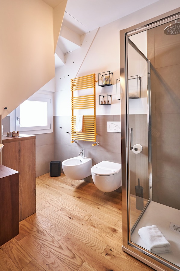 Regadera, amenidades de baño ecológicas, secadora de cabello, batas