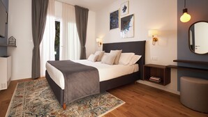 A modern bedroom with a large bed, bedside tables, a nightstand, a mirror, and artwork on the wall. - Orti29 Luxury Stay. A cozy home within walking distance of the center of Bologna (Bologna)