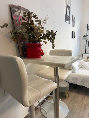 Apartment, 1 Bedroom, Accessible, Smoking | Living room