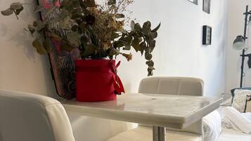 Apartment, 1 Bedroom, Accessible, Smoking | Living room