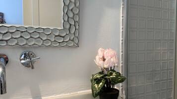 Apartment, 1 Bedroom, Accessible, Smoking | Bathroom