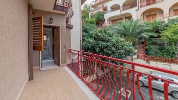 Apartment, 1 Bedroom, Smoking, Balcony | Property entrance