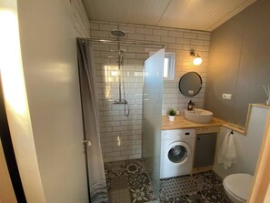 Huone, 1 makuuhuone, näköala puutarhaan | Kylpyhuone