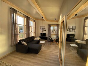 Room, 1 Bedroom, Garden View | Living room - Cozy Little Cottage In The Golden Circle (Mosfellsbær)