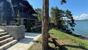 Hus, 4 soverom, terrasse, hageutsikt | Overnattingsstedets uteområder