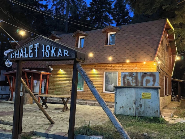 Un edificio de madera con un letrero que dice 'CHALET ISKAR'.