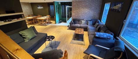 Chalet, 5 Bedrooms, Patio, Garden View | Interior
