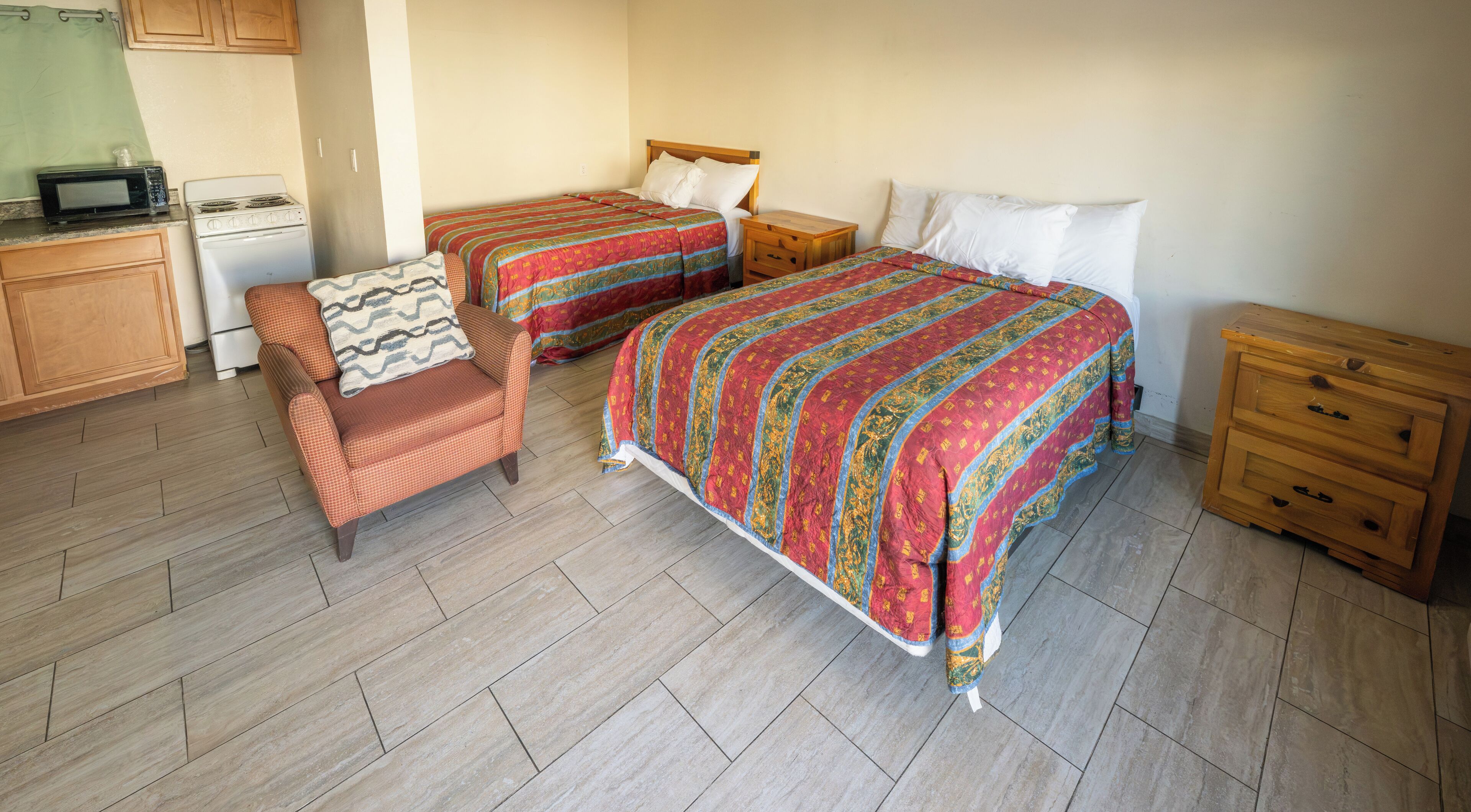 Escritorio, tabla de planchar con plancha, wifi gratis y ropa de cama 