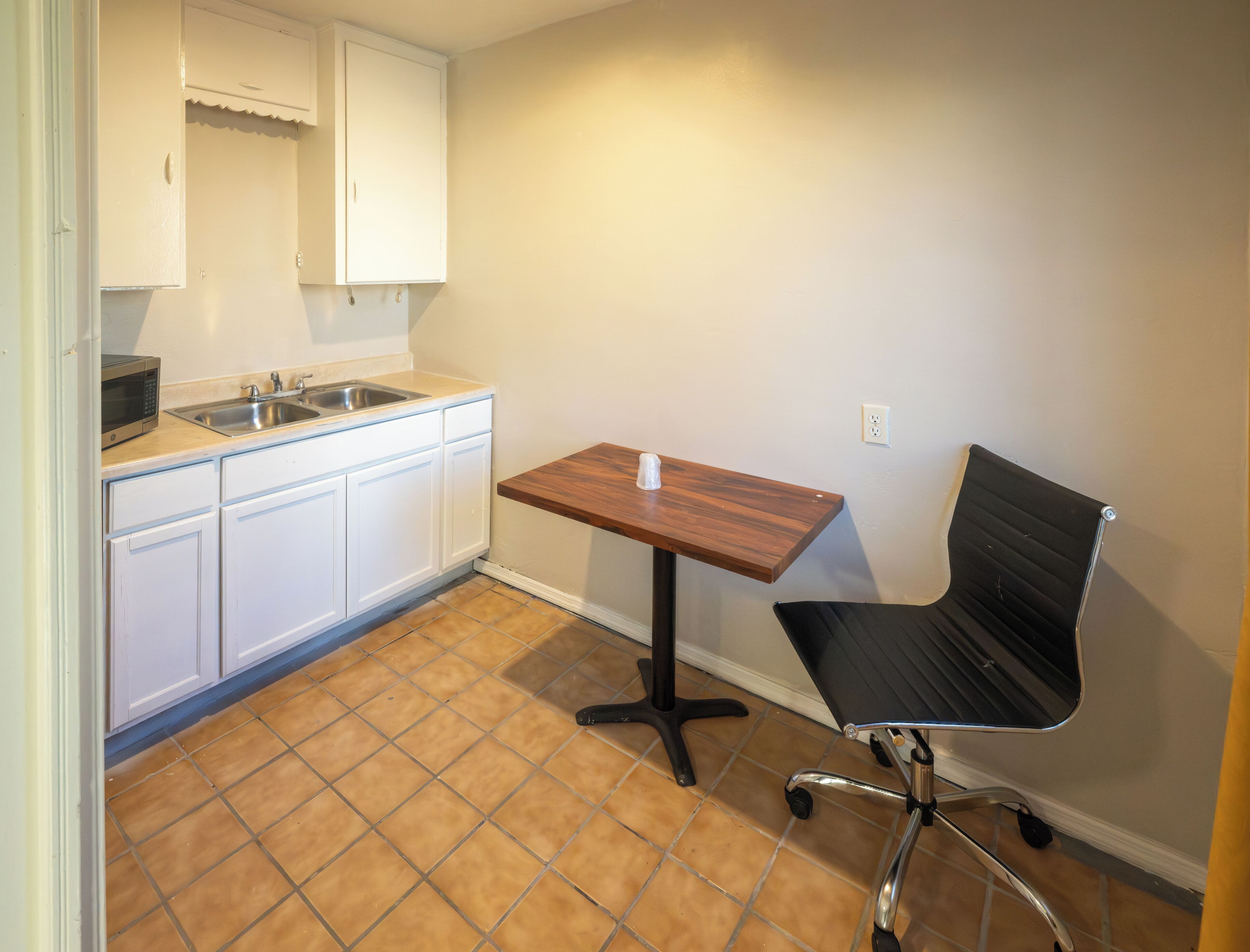 Room, 1 King Bed, Non Smoking, Kitchenette | Private kitchenette | Mini-fridge, microwave, dining tables