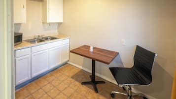 Frigobar, microondas, mesa de comedor