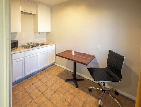 Room, 1 King Bed, Non Smoking, Kitchenette | Private kitchenette | Mini-fridge, microwave, dining tables