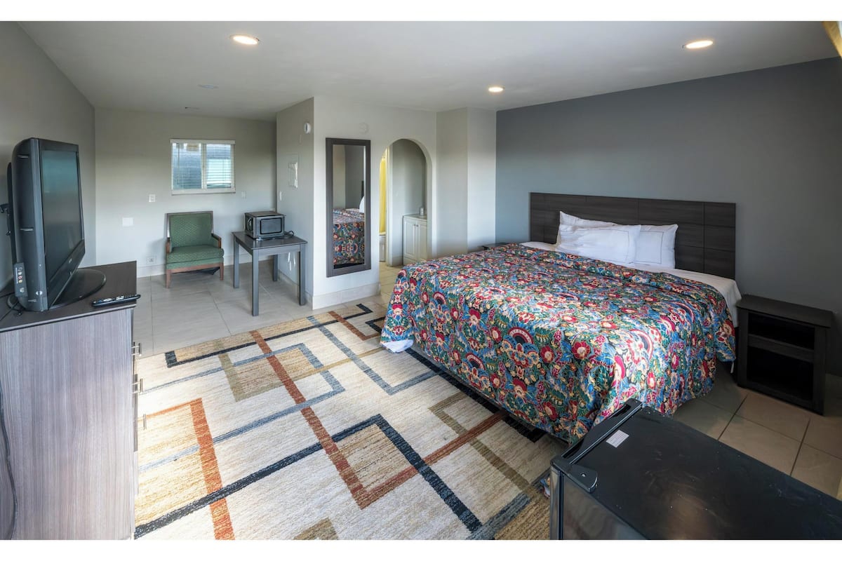 Room, 1 Queen Bed, Smoking | Desk, iron/ironing board, free WiFi, bed sheets