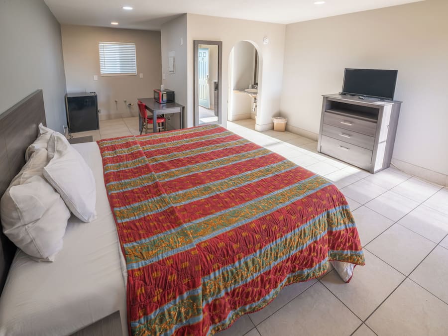 Habitación, 1 cama King size, para no fumadores, cocineta | Escritorio, tabla de planchar con plancha, wifi gratis y ropa de cama