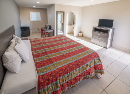 Escritorio, tabla de planchar con plancha, wifi gratis y ropa de cama