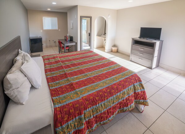 Habitación, 1 cama King size, para no fumadores, cocineta | Escritorio, tabla de planchar con plancha, wifi gratis y ropa de cama