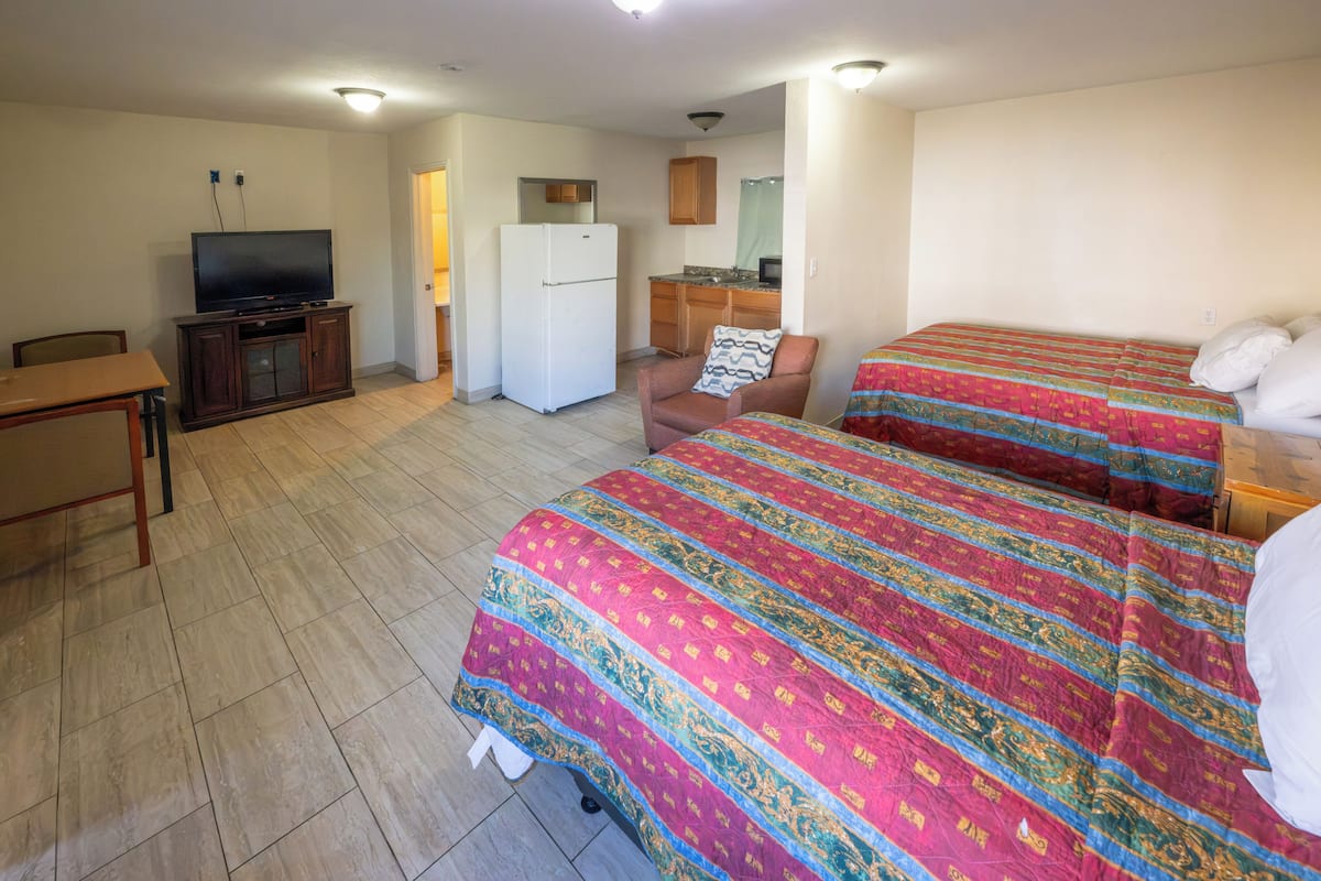 Escritorio, tabla de planchar con plancha, wifi gratis y ropa de cama