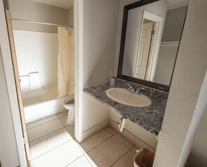 Deluxe Room, 1 Queen Bed, Non Smoking | Bathroom | Free toiletries, hair dryer, towels