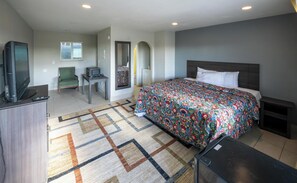 Chambre, 1 grand lit, fumeurs | Bureau, fer et planche à repasser, Wi-Fi gratuit, draps fournis
