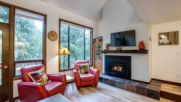 Condo, 2 Bedrooms, Smoking, Balcony | Living room